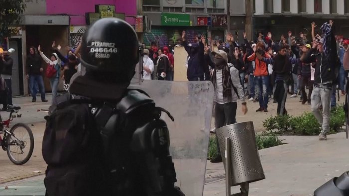 Decretaron toque de queda y registraron ataque a una comisaría: Así fue la segunda jornada de protestas en Colombia