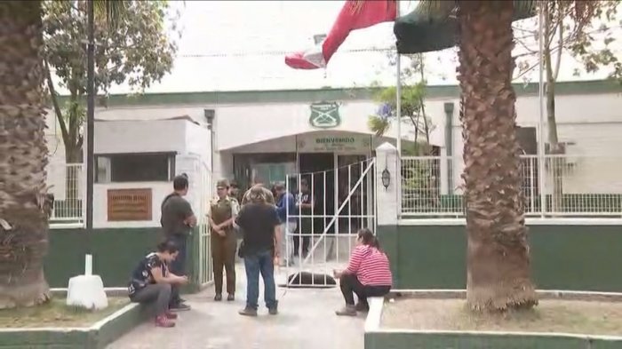 Turba atacó comisaría en Pudahuel y carabinero resultó herido de bala en el rostro