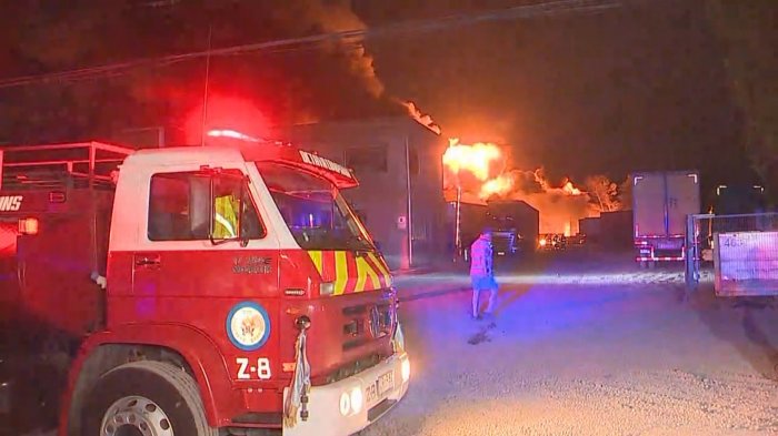 Incendio afecta a fábrica de aceites industriales en Lampa