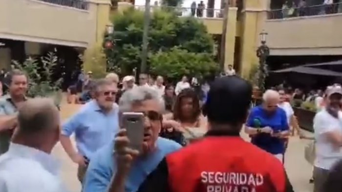 “Cáchense la facha de estos atorrantes”: El tenso momento que se vivió durante protesta en Portal La Dehesa