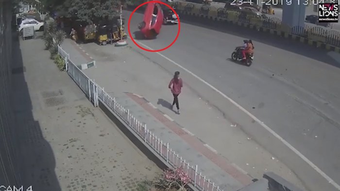 Iba más del doble de la velocidad permitida: Conductor perdió el control y cayó encima de un paradero