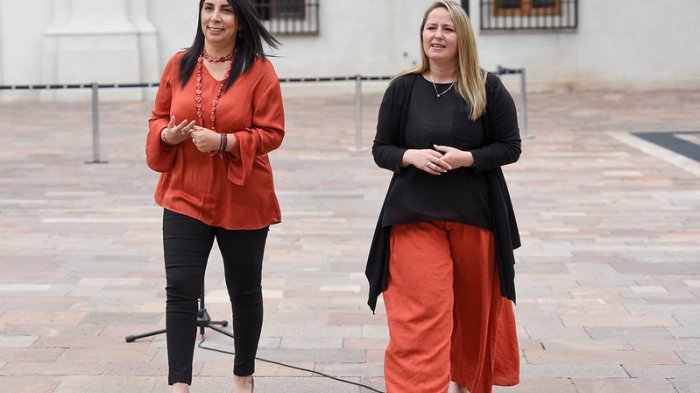 Asociación de Sordos de Chile critican a intérprete de lengua de señas que apareció en conferencia de Karla Rubilar