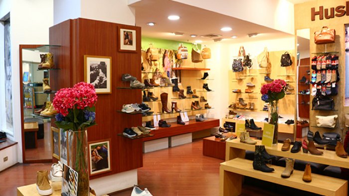 Firma de retail que maneja importantes marcas de calzado anuncia cierre de tiendas 