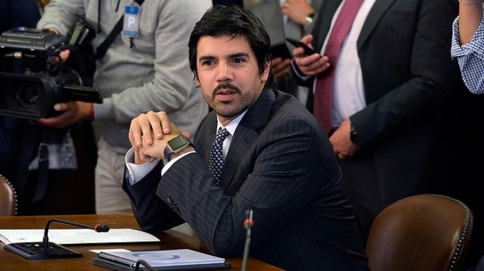 Diputado Lavín apareció con cuello ortopédico en el Congreso tras sufrir accidente de tránsito