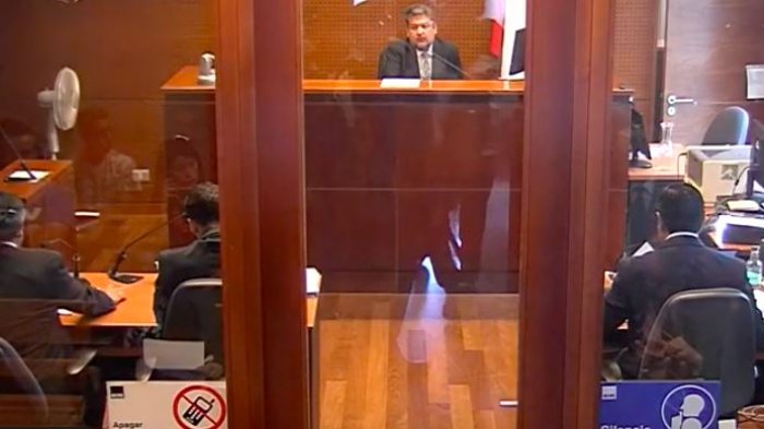 Decretan prisión preventiva para dos carabineros por presuntas torturas contra adolescente durante toque de queda