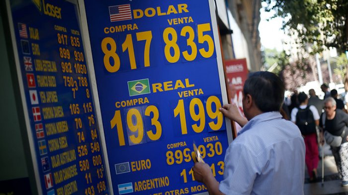 Dólar cae en más de $20 tras anuncio del Banco Central