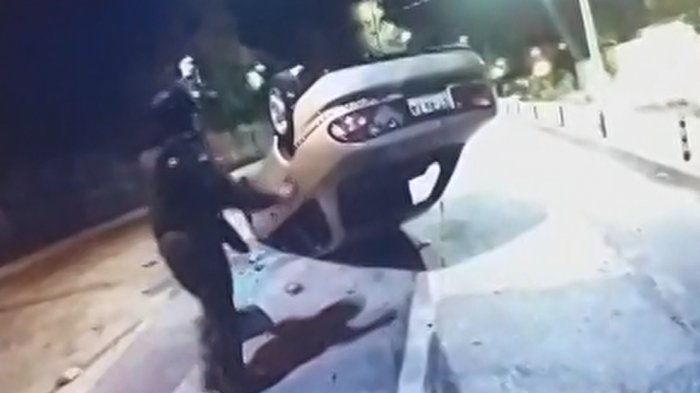 Vecinos volcaron autos de delincuentes que estaban robando en servicentro