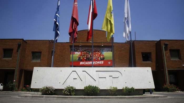 UC se coronó campeón de la Primera División, Wanderers de la B y la U no descendió