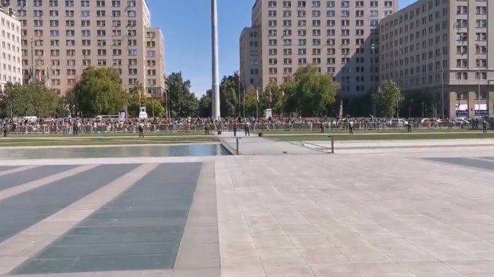 Cientos de mujeres se manifestaron frente a La Moneda cantando 