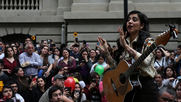 Es oficial: Carabineros se querellará contra Mon Laferte por acusación sobre quema de estaciones de Metro