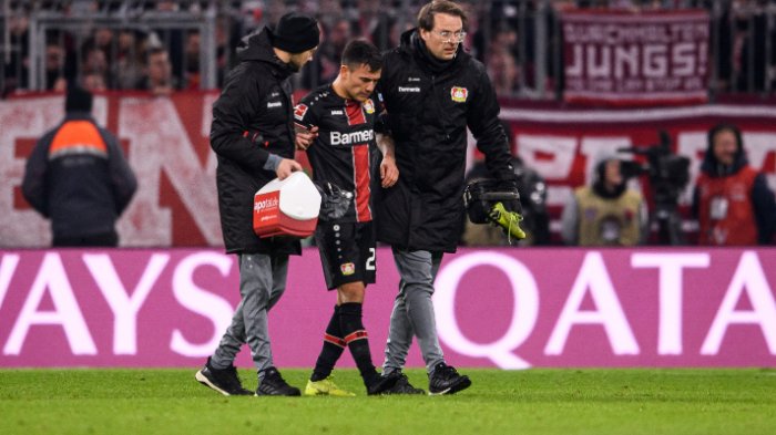 Charles Aránguiz se retira lesionado tras victoria del Leverkusen frente a Bayern Munich