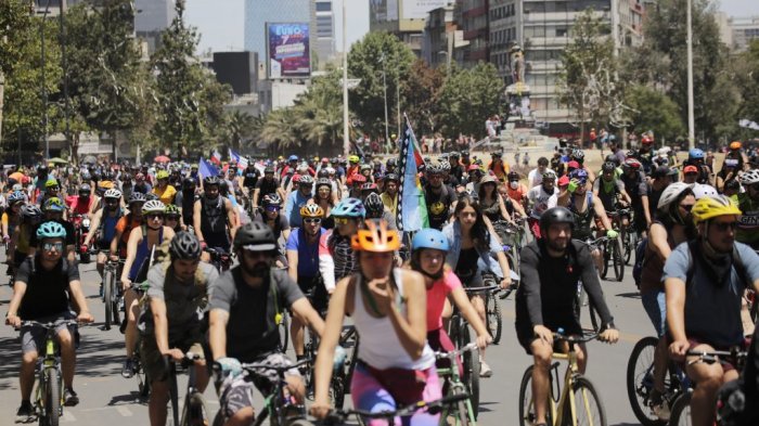 Ciclistas intentaron llegar a la casa de Sebastián Piñera en protesta durante su cumpleaños