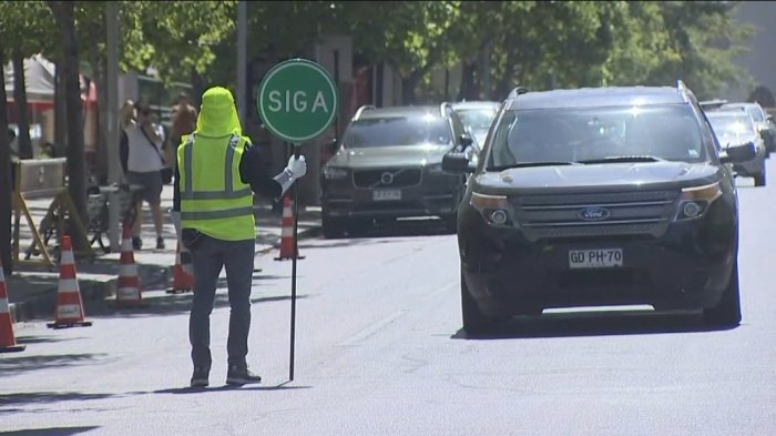 Alcaldes de Santiago y Las Condes contrataron a 25 personas para dirigir el tránsito en cruces sin semáforos