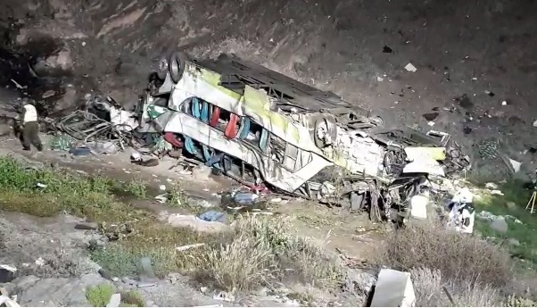 Fiscalía elevó a 21 la cifra de fallecidos luego que bus se desbarrancara en la región de Antofagasta