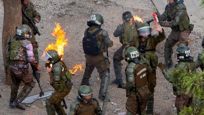 Carabineros se querellará por ataque con molotov a dos funcionarias en Plaza Italia