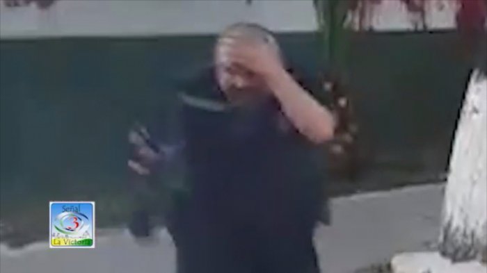 Camarógrafo resultó herido con bomba lacrimógena lanzada desde dentro de un cuartel policial