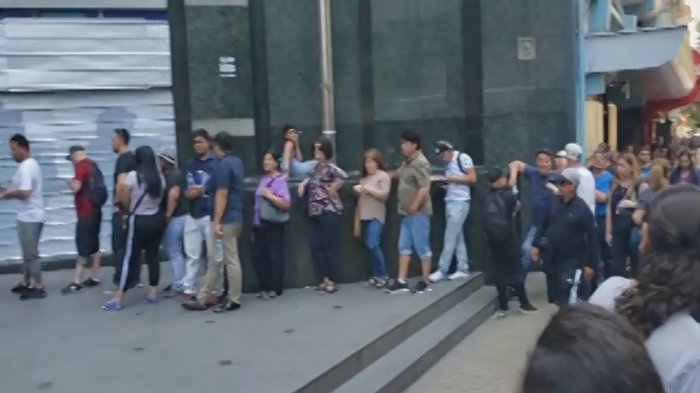 Largas filas para cobrar Seguro de Cesantía se registraron en el centro de Santiago