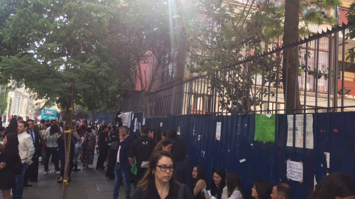 Alumnas de 4° Medio del Liceo 1 protestan en las afueras del colegio tras cancelación de su licenciatura