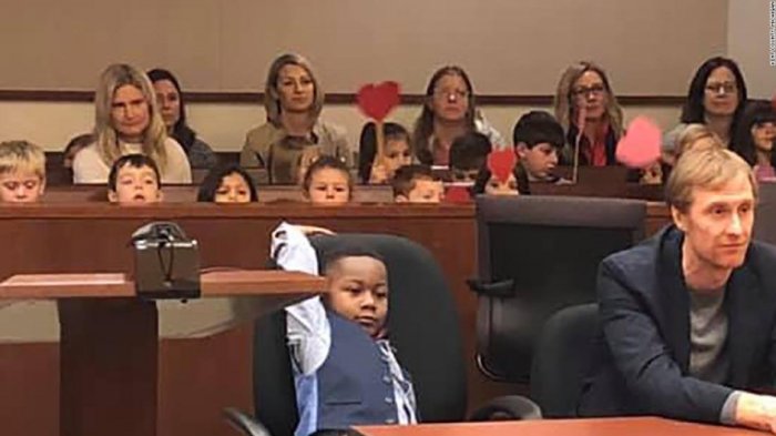 Compañeros de kinder sorprendieron a un niño durante su audiencia de adopción