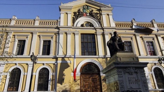 U. de Chile se querella por hurto de 27 libros pertenecientes a la colección personal de Pablo Neruda