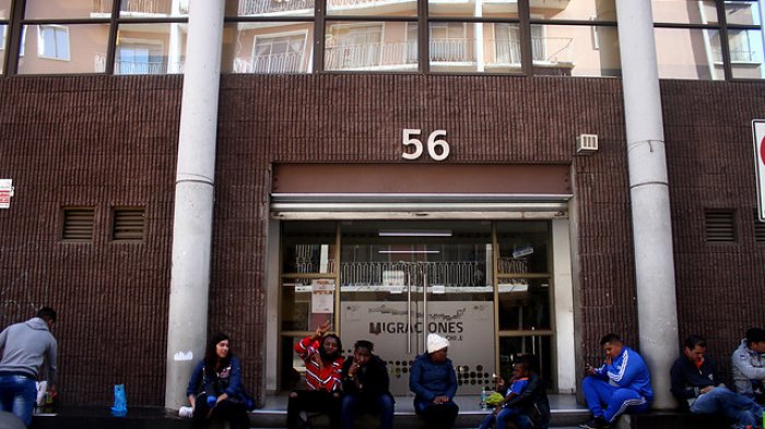 Migrantes disminuyen intención de quedarse en Chile y nacionalizarse tras estallido social