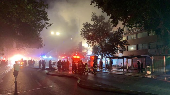 Incendio afecta a ocho locales comerciales de Santiago centro