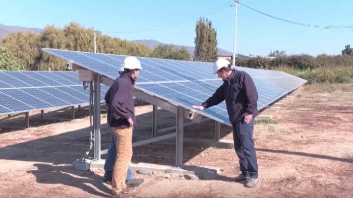 Recoleta implementa iniciativa con paneles solares para que vecinos no paguen por sus cuentas de la luz