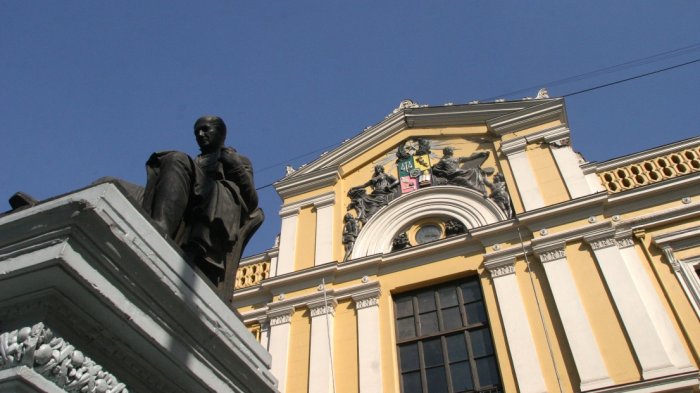 Recuperan colección de libros extraídos de la casa central de la U. de Chile