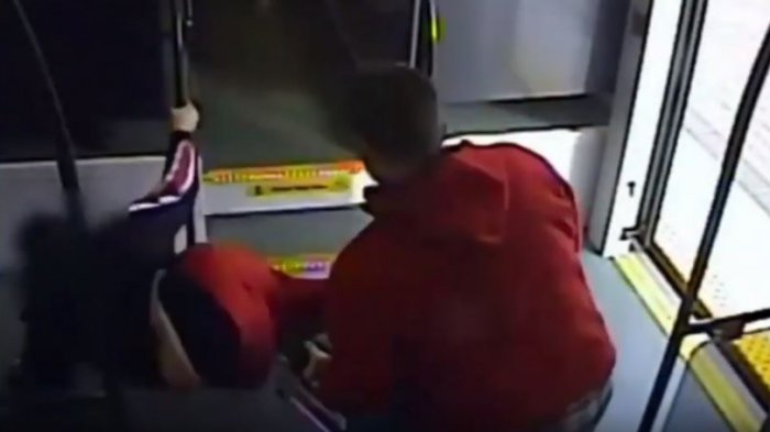 Arrestan a joven que botó a mujer en el metro para robarle su silla de ruedas