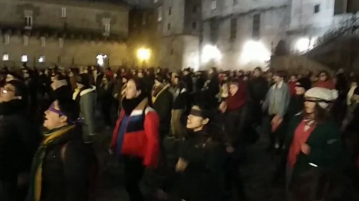 “Ahora a casa a hacer la cena”: Hombre salió corriendo tras interrumpir performance de “Un violador en tu camino”