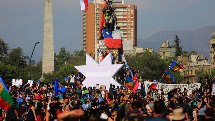 “Vivir la revolución chilena”: Así es el tour para extranjeros que nació tras el estallido social