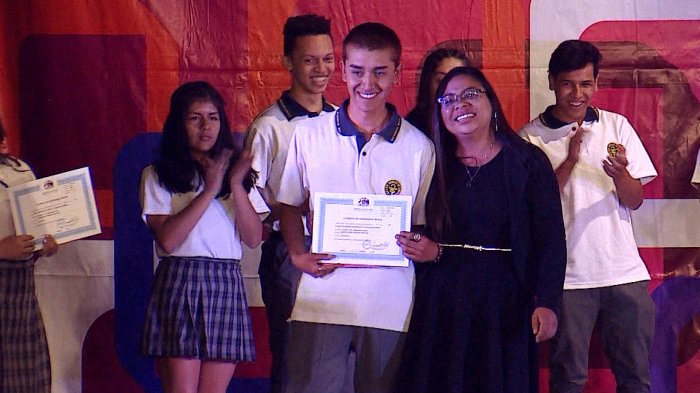 357 estudiantes se graduaron como programadores gracias a talleres digitales impartidos en colegios