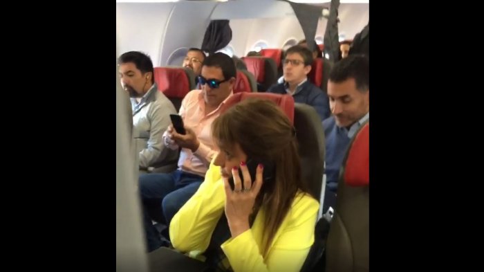 Banda chilena se encontró con JVR en un avión y protestó tocando una canción contra los políticos