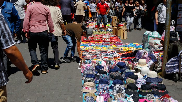Igual que ambulantes: Comerciantes establecidos están saliendo a la calle para liquidar sus productos