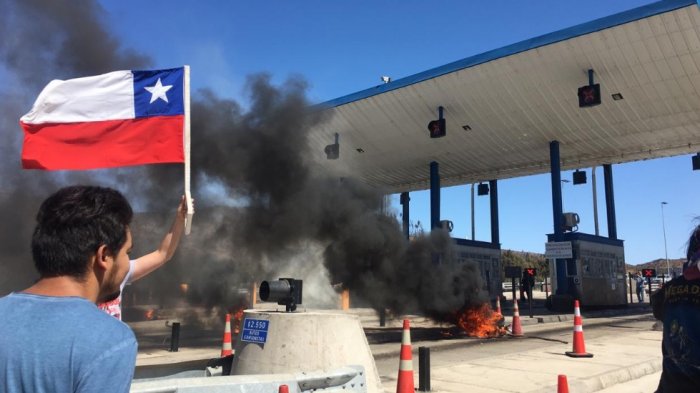 Concesionaria subió el peaje casi $500 pesos en Ovalle y le quemaron las casetas