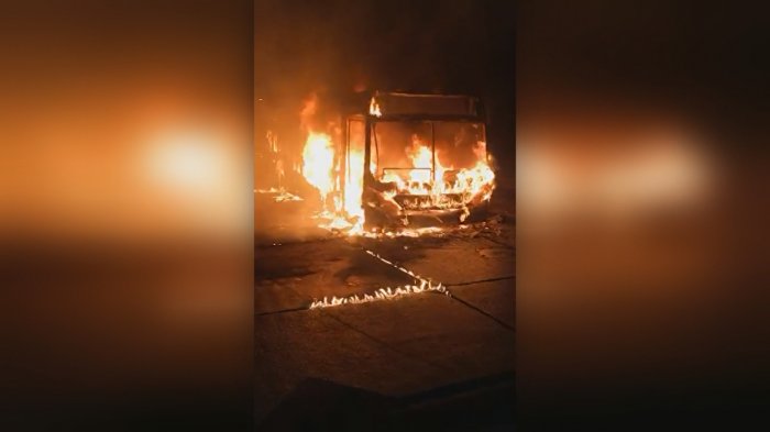 Encapuchados incendiaron bus cerca de feria navideña en Lo Prado: Comerciantes denuncian saqueos