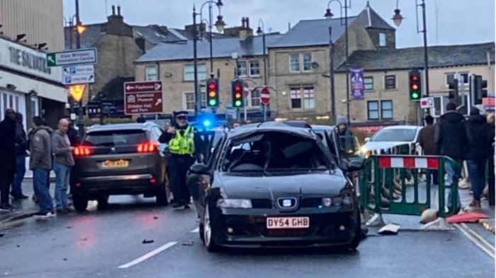 “Efecto cohete”: Se encerró en un auto y lo hizo estallar tras echar spray y prender un cigarro