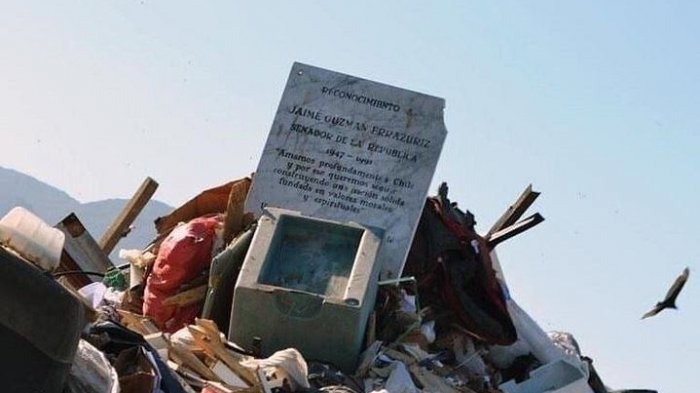 Placa en memoria de Jaime Guzmán apareció en basural de Antofagasta: UDI presentó querella
