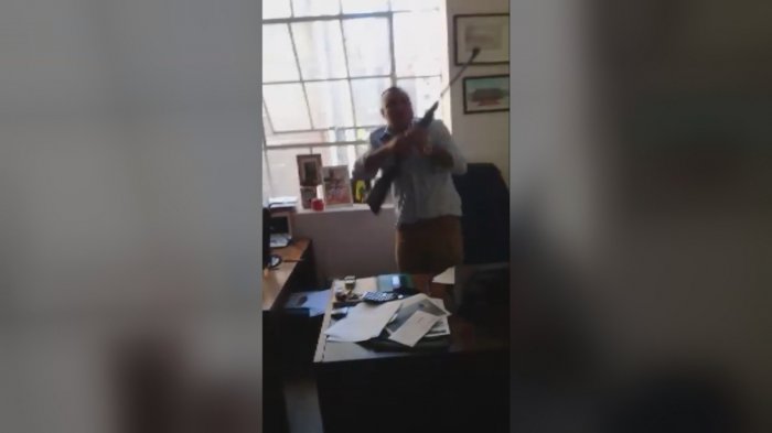 No le pagaron las cotizaciones, fue a reclamar y su jefe lo apuntó con un rifle