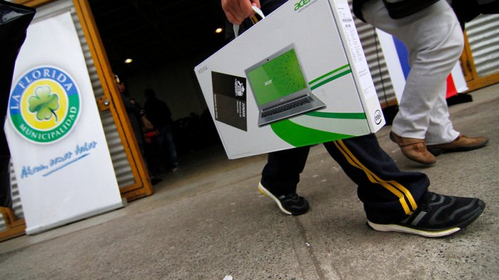 Alumnos se enteraron que no recibirían computadores de la Junaeb el mismo día de la entrega