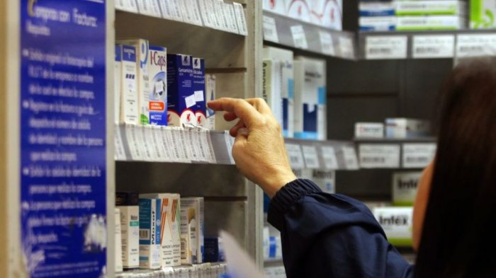 Tres cadenas de farmacias deberán pagar $2.000 millones a clientes afectados por colusión