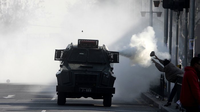 Dos carros policiales embistieron a manifestante en Plaza Italia