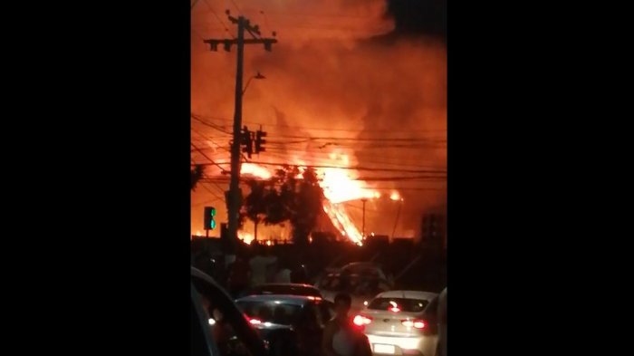 Incendio consume fábrica de muebles en Pudahuel