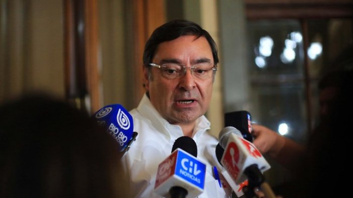 Parlamentarios de oposición evalúan acusación constitucional contra el intendente metropolitano