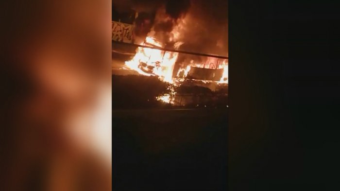 “Mientras exista miseria, habrá rebelión”: Los panfletos que aparecieron tras la quema micro en Estación Central