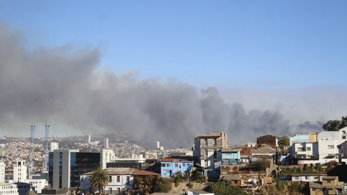 Intendente Jorge Martínez apunta a posible intencionalidad de incendio forestal en Valparaíso