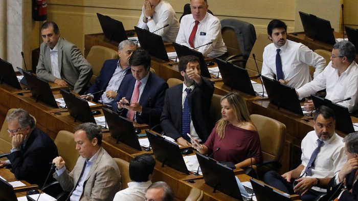 Propuesta para sancionar a asesores que participen de funas en el Congreso sigue sin convencer a la oposición