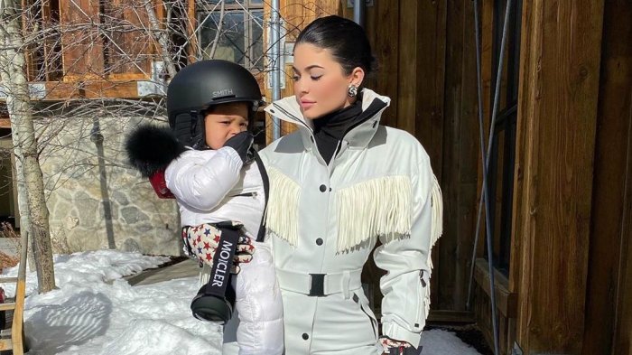 Critican a Kylie Jenner por darle un anillo de diamantes a su hija de un año como regalo de Navidad