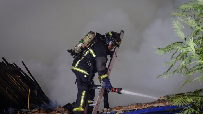 Bomberos intenta controlar incendio en Quilpué que consume una casa y una chatarrería