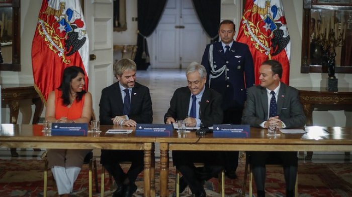 Piñera convoca a participar del plebiscito de 2020 tras firmar decreto que lo permite